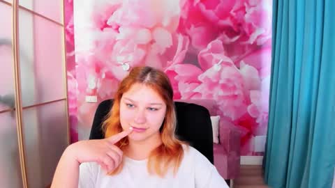 Snapshot of angelinalow chatting on 18, 5, 2026 AngelinaLow online show from 18, 5, 2026