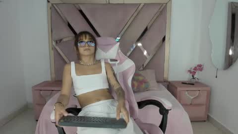 angell_petite01 online show from 14, 5, 2026