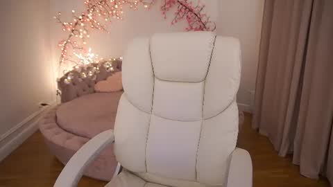 Snapshot of angieshyy chatting on 10, 6, 2026 Anny online show from 10, 6, 2026