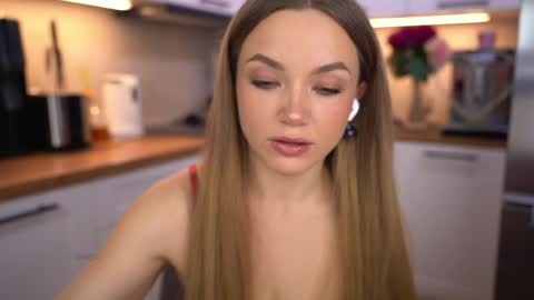 Im Anita thumb up me please its important online show from 3, 4, 2026