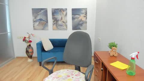Anna Ditrih online show from 2, 6, 2026