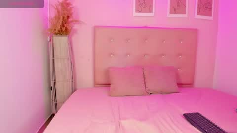annie_dolce_ online show from 8, 7, 2026