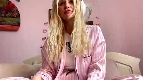 Snapshot of annrosy chatting on 19, 6, 2026 Hello my name is Kate online show from 19, 6, 2026