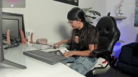Snapshot of antonelamiss chatting on 8, 4, 2026 online show from 8, 4, 2026