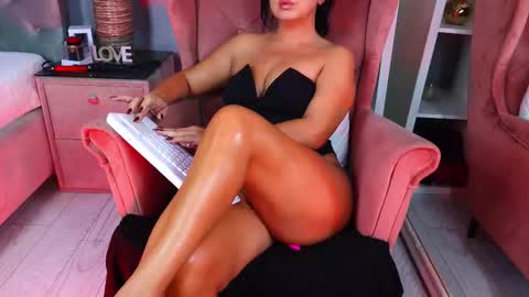 Snapshot of aqueenmonica chatting on 5, 10, 2025 AQueenMonica online show from 5, 10, 2025