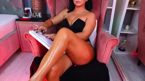 Snapshot of aqueenmonica chatting on 11, 10, 2025 AQueenMonica online show from 11, 10, 2025