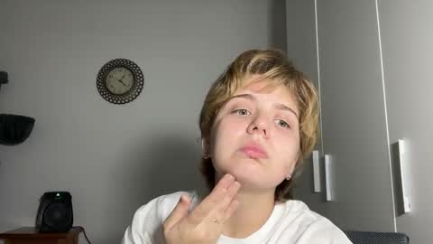 ari_crystal online show from 2, 2, 2026