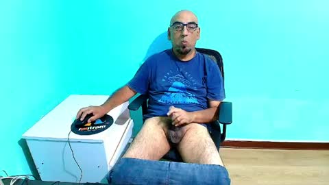 Snapshot of arnelux72 chatting on 5, 6, 2026 arnelux72 online show from 5, 6, 2026