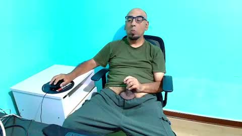 Snapshot of arnelux72 chatting on 6, 7, 2026 arnelux72 online show from 6, 7, 2026