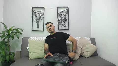 Snapshot of aronhilton chatting on 13, 1, 2026 aronhilton online show from 13, 1, 2026