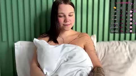 Snapshot of arya_stark7 chatting on 7, 10, 2025 Arya brunett and Cassie blond online show from 7, 10, 2025