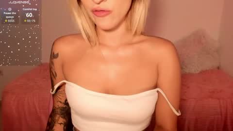 Snapshot of ashleyroys_111 chatting on 8, 7, 2026 dahiana online show from 8, 7, 2026