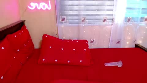 Snapshot of ashleyxxxversahuge chatting on 27, 5, 2026 AshleyNicole online show from 27, 5, 2026