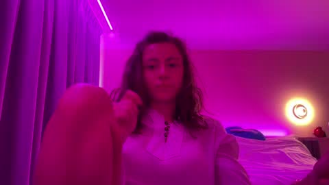 Snapshot of asleyfabello chatting on 29, 6, 2026 Monica online show from 29, 6, 2026
