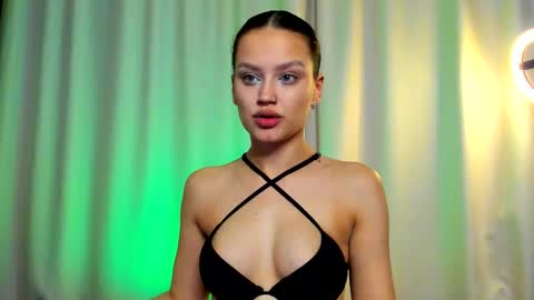 Snapshot of asstetika chatting on 25, 10, 2025 My name is Kiki  Help me with thumbps up please   online show from 25, 10, 2025