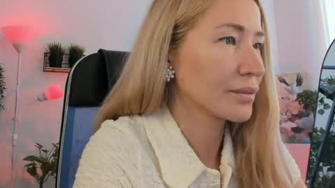 Snapshot of astramonroe chatting on 1, 5, 2026 astramonroe online show from 1, 5, 2026