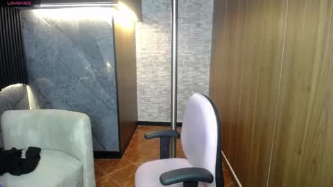 aura_cute_ online show from 12, 4, 2026