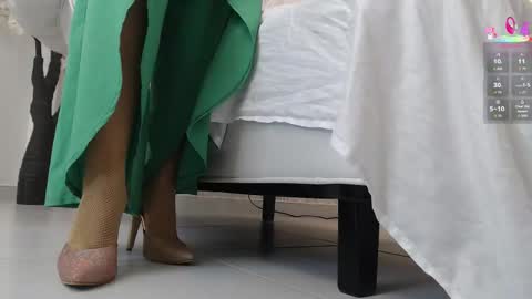 Aura sanders online show from 17, 12, 2025