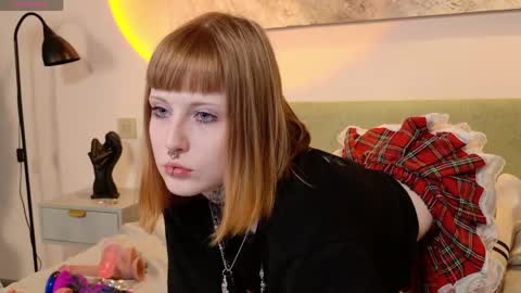 Snapshot of aurora_radiance chatting on 18, 4, 2026 Serena online show from 18, 4, 2026