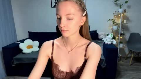 Snapshot of autumnroginson chatting on 5, 10, 2025 Annie online show from 5, 10, 2025