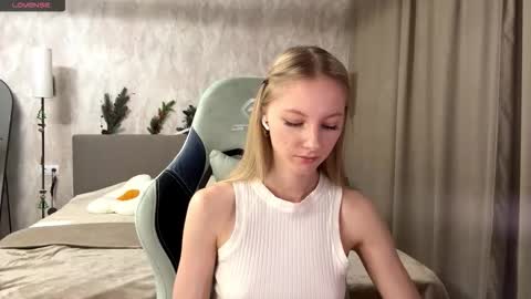 Snapshot of autumnroginson chatting on 17, 12, 2025 Annie online show from 17, 12, 2025