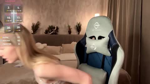 Snapshot of autumnroginson chatting on 20, 12, 2025 Annie online show from 20, 12, 2025