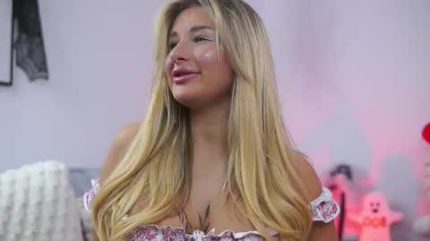 Snapshot of avashay chatting on 27, 10, 2025 Carina online show from 27, 10, 2025