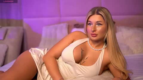 Snapshot of avashay chatting on 29, 10, 2025 Carina online show from 29, 10, 2025