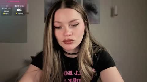 Snapshot of avelinehowo_uwu chatting on 9, 7, 2026 Aveline online show from 9, 7, 2026