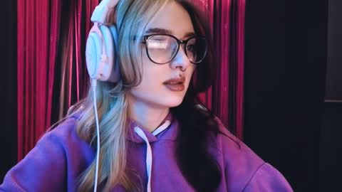 Snapshot of avi_nile chatting on 4, 3, 2025 Avriel online show from 4, 3, 2025