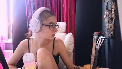Snapshot of avi_nile chatting on 11, 6, 2026 Avriel online show from 11, 6, 2026