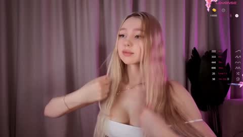 Snapshot of avroramy chatting on 1, 12, 2025 Avrora online show from 1, 12, 2025