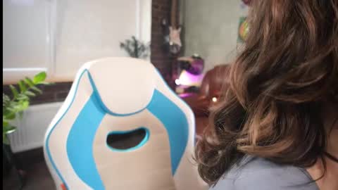 Snapshot of awondrr chatting on 11, 11, 2025 Alice online show from 11, 11, 2025