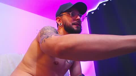 Independiente Model online show from 31, 10, 2025