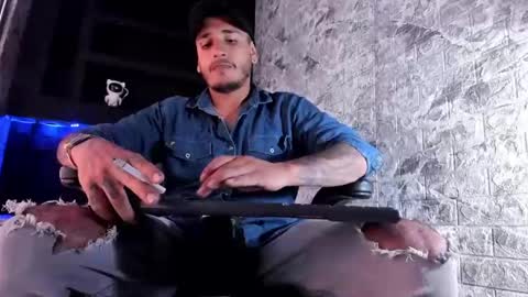 Axell Cross2 online show from 3, 11, 2025