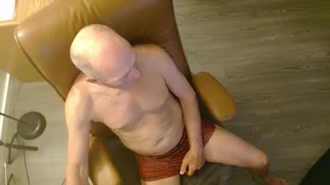 Snapshot of azmichael5 chatting on 23, 4, 2026 Mike online show from 23, 4, 2026