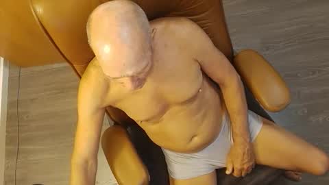 Snapshot of azmichael5 chatting on 18, 5, 2026 Mike online show from 18, 5, 2026