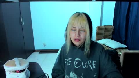 Azu Moure online show from 23, 2, 2025