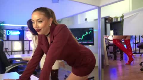 Olivia and Lexi online show from 20, 5, 2026