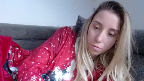 Snapshot of barelylegalblondy chatting on 22, 4, 2026 Lena online show from 22, 4, 2026
