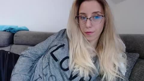 Snapshot of barelylegalblondy chatting on 4, 5, 2026 Lena online show from 4, 5, 2026