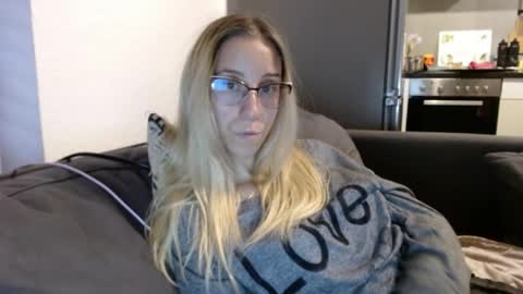 Snapshot of barelylegalblondy chatting on 1, 6, 2026 Lena online show from 1, 6, 2026