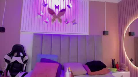 Snapshot of beauty_milf4 chatting on 11, 7, 2026 Chantall online show from 11, 7, 2026