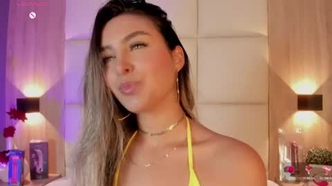 Snapshot of bella1207 chatting on 17, 6, 2026 Bella cam online show from 17, 6, 2026