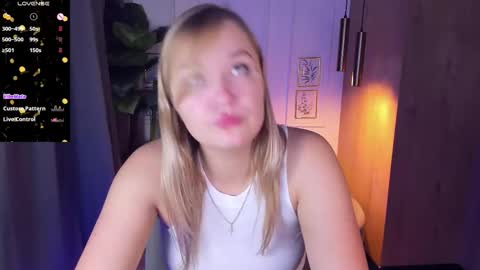 Snapshot of bella_cosmos chatting on 10, 9, 2025 Bella online show from 10, 9, 2025