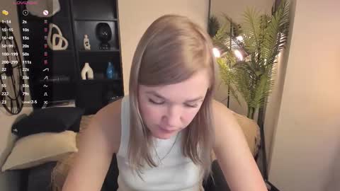 Snapshot of bella_cosmos chatting on 24, 10, 2025 Bella online show from 24, 10, 2025