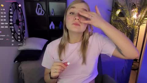 Snapshot of bella_cosmos chatting on 3, 12, 2025 Bella online show from 3, 12, 2025