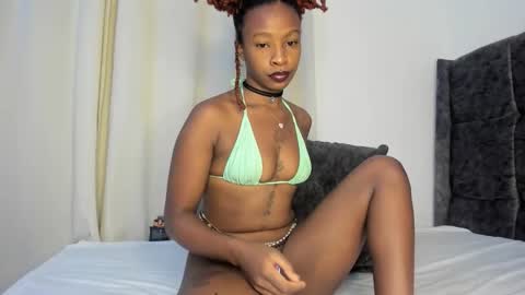 Snapshot of bella_thequeen chatting on 19, 11, 2025 Bella sweetpea online show from 19, 11, 2025