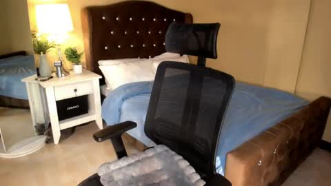 Snapshot of bellaswildcummer chatting on 4, 5, 2026 BELLA JONES online show from 4, 5, 2026