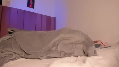 Bella online show from 4, 3, 2025